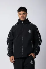 Campera negra con cierre frontal, capucha y ribetes blancos. Presenta el logo 'Club Vop' en el pecho y una ilustración de hongos psicodélicos en la espalda.