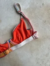 Top de bikini azul eléctrico con textura tejida, modelo de aro con copas removibles, tirantes finos ajustables y cierre de gancho en la espalda.