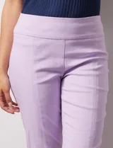 Pantalón verde esmeralda de gabardina elastizada marca Zac & Rachel, con pretina ancha con faja interna modeladora, largo de pierna con costura frontal pespunteada y trasera con bolsillos ojal simulados.