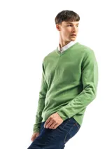 Sweater negro de punto con cuello en V, de calce regular.