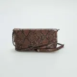 Bolso tipo sobre en estampado de piel de serpiente, con cadena para llevar como bandolera.