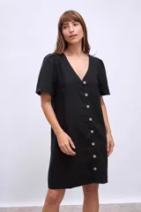Vestido corto negro de lino con escote en V y abotonadura frontal.