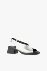 Sandalias plateadas de cuero con diseño slingback, puntera abierta y tacón cuadrado bajo color negro.