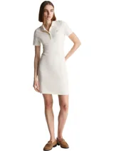 Vestido corto tipo chomba de Tommy Hilfiger, color blanco, de corte slim, con cuello polo, cartera de botones y logo bordado en el pecho.