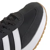 Championes Adidas Run 72 de hombre, color negro con detalles en blanco y suela marrón.