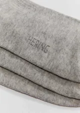 Kit de tres pares de medias grises de algodón elastizado, tipo soquete.