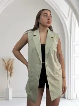 Chaleco largo color verde claro, de corte sastrero y sin mangas.