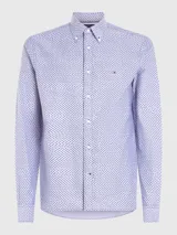 Camisa celeste de corte regular Tommy Hilfiger, confeccionada en algodón Oxford con microestampado de puntos azules. Tiene cuello abotonado, manga larga y logo bordado en el pecho.