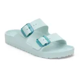 Sandalias Birkenstock Arizona Essentials, color verde agua, con doble tira y hebillas transparentes.