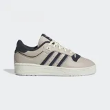 Championes Adidas Rivalry 86 Low color beige con detalles en azul marino.