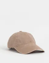 Gorra color beige con efecto lavado, bordado lateral y regulador metálico trasero.