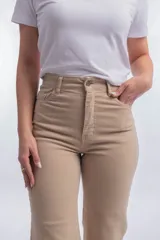 Pantalón de jean blanco de corte recto y tiro alto, con costuras a la vista en color crudo.