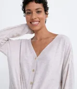 Conjunto de pijama largo en tejido de punto color gris claro. Incluye una remera de manga larga con cuello en V, botones frontales y lazo en la cintura, y un pantalón largo con cintura elástica y puños ajustados.