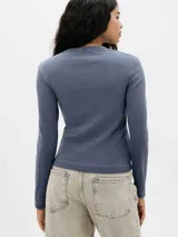 Camiseta azul de manga larga con cuello redondo y corte ajustado.