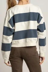 Sweater de algodón a rayas horizontales anchas en color azul marino y blanco.