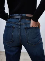 Jeans capri de tiro alto, color azul oscuro, con corte recto y terminación desflecada.