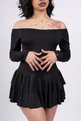 Vestido corto negro con escote off-shoulder y falda con volados.