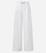 Pantalón pantalona de sastrería color blanco, con cintura elástica en la espalda, detalle metálico delantero y pliegues.