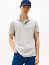 Chomba gris de corte regular confeccionada en tejido interlock de algodón suave. Cuenta con cuello de chomba, billetera de dos botones, raya a contraste en el cuello y logo del monotipo Hilfiger bordado en el pecho.