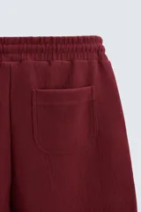 Bermuda negra de corte relaxed fit, con cintura elástica ajustable con cordón, bolsillos frontales y bolsillo trasero de parche.
