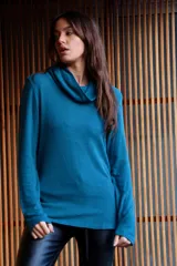 Buzo color azul petróleo de tela suave, con cuello amplio caído y mangas largas.