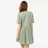 Vestido corto verde con escote en V y mangas cortas acampanadas.