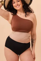 Malla entera de un solo hombro color marrón, beige y negro. Presenta aperturas laterales con aro y está confeccionada con tela que contiene fibra LYCRA® XTRA LIFE™.