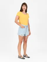 Short de jean celeste claro con roturas y terminación desflecada.