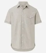 Camisa de hombre de manga corta en lino color blanco, con cuello clásico, botonadura frontal y bolsillo de parche en el pecho. Corte recto.