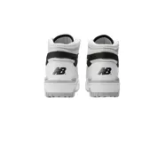 Championes de caña alta New Balance 650, color blanco con detalles en negro y gris.