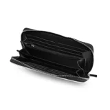 Billetera rectangular con cierre de cremallera, confeccionada en símil cuero con franjas horizontales en tonos blanco, gris y negro.