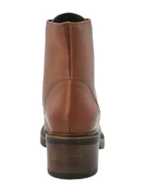 Botín acordonado de cuero color marrón, con punta semi puntiaguda y tacón cuadrado de 5 cm.