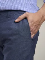 Bermuda color beige claro, de corte casual y largo por encima de la rodilla, con bolsillos laterales.