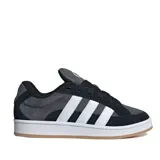 Championes Adidas Campus 00S, color negro con las tres tiras blancas y suela blanca con base marrón.