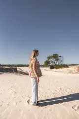 Chaleco bordado a mano con flores y mostacillas al estilo hindú, de corte amplio.