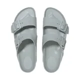 Sandalias tipo slide de dos tiras ajustables, modelo Arizona, fabricadas en EVA. Color verde salvia (sage).