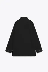 Sobrecamisa de Zara Woman Collection confeccionada en algodón 100%, color borgoña. Tiene cuello solapa, manga larga con puño, bolsillos de plastrón en el delantero y cierre frontal con botones metálicos.