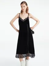 Vestido largo verde esmeralda de terciopelo con breteles finos regulables y escote en V. Detalles de encaje negro en escote y ruedo.