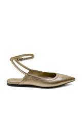 Zapato plano con punta en color dorado, con cierre de hebilla al tobillo, plantilla y forro de cuero.
