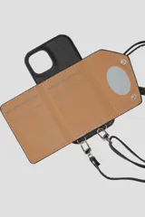 Funda para iPhone 12 en color gris, con billetera integrada y cadena para colgar.