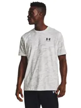 Remera Under Armour de hombre, color blanco con estampado de camuflaje digital en tonos grises. Tiene cuello redondo, mangas cortas y logo de la marca en el pecho.