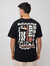 Remera de hombre color crudo con estampado en el frente y la espalda.
