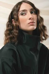 Campera cropped azul con cuello alto y cierre frontal. Cuenta con bolsillos funcionales, puños elastizados e interior de micropolar.