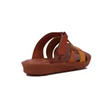 Sandalias bajas de cuero con tres tiras combinadas en tonos marrón, rojo y bordó. Ajuste con velcro en el tobillo y suela marrón. Marca Country Sand.
