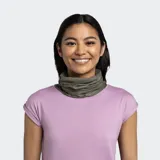 Bufanda tubular Buff Coolnet UV, color verde militar, ideal para proteger del sol y el viento durante actividades al aire libre.