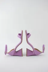 Sandalias negras de cuero sintético con punta cuadrada, tira delgada sobre los dedos y pulsera con hebilla al tobillo. Taco geométrico triangular. Marca Trend.