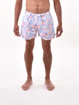 Short de baño con estampado de hojas en tonos rosa, celeste y blanco.