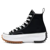 Championes de caña alta Converse Run Star Hike, color negro con detalles en blanco y suela gruesa con plataforma blanca y detalles en marrón y negro.