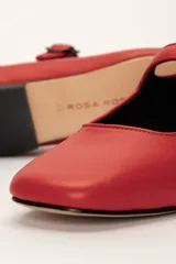 Zapato estilo Mary Jane color marrón, de cuero, con punta redondeada y tira sobre el empeine con hebilla.