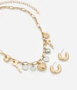 Conjunto de collar corto con cadena de eslabones dorados y dijes colgantes de corazones, llave y monedas en dorado y plateado. Incluye aros tipo argolla gruesos dorados.
